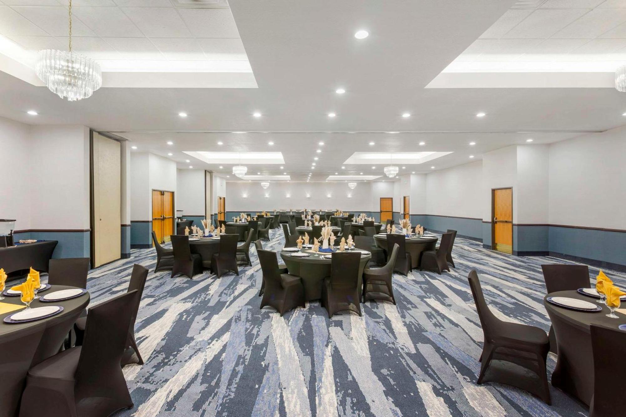 Comfort Suites Ogden Conference Center Buitenkant foto